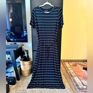 Banana Republic short sleeve maxi dress. No pockets. Tie waist.